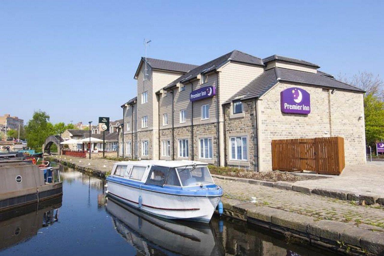 Premier Inn Huddersfield Central Extérieur photo