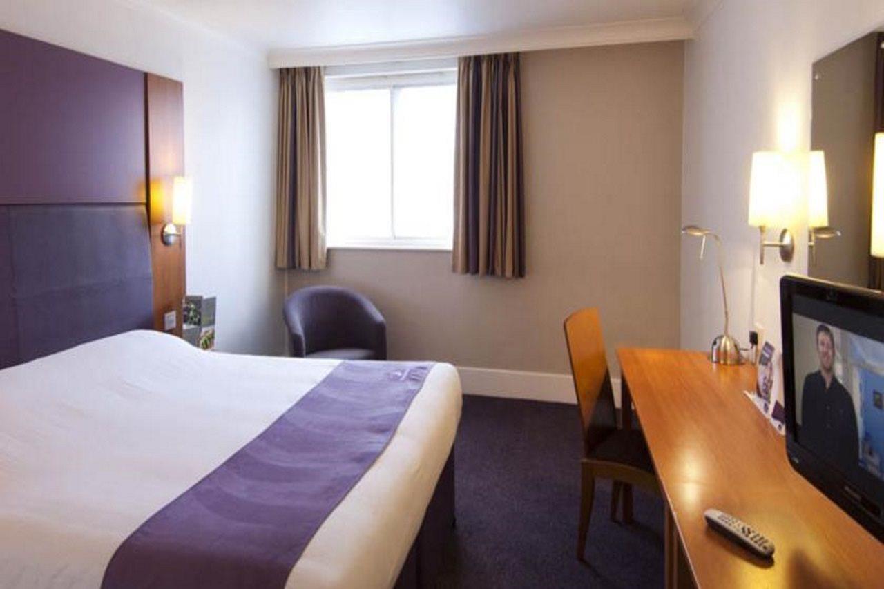 Premier Inn Huddersfield Central Extérieur photo