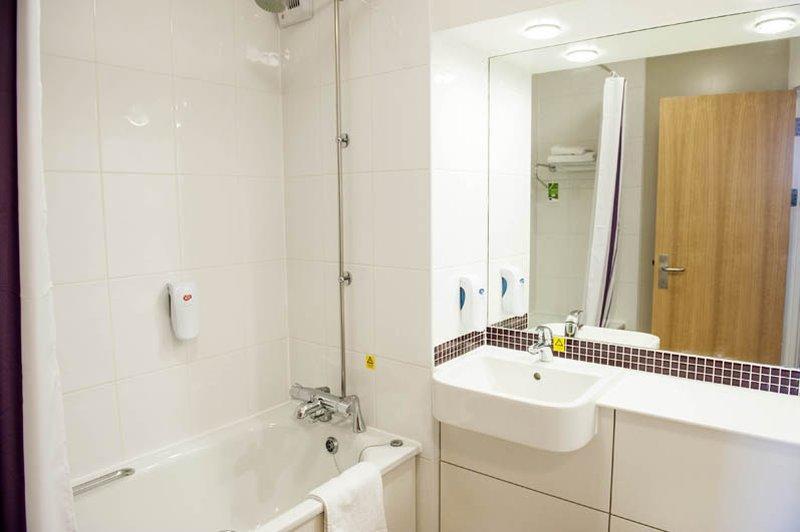 Premier Inn Huddersfield Central Extérieur photo