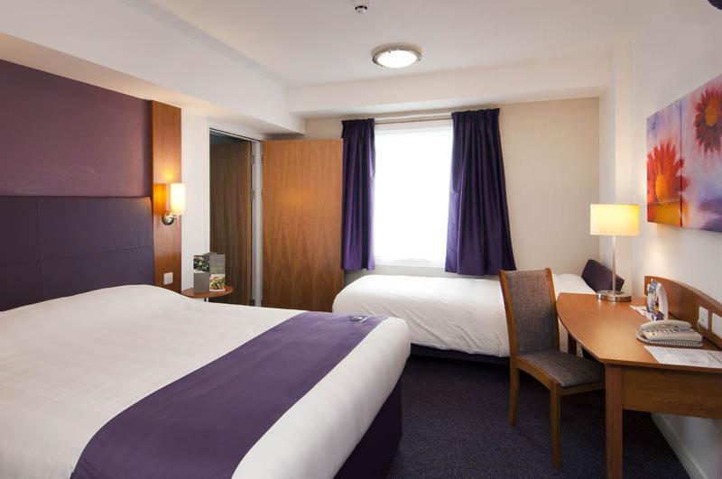 Premier Inn Huddersfield Central Extérieur photo
